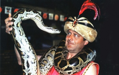 Снимка на мъж със змия.